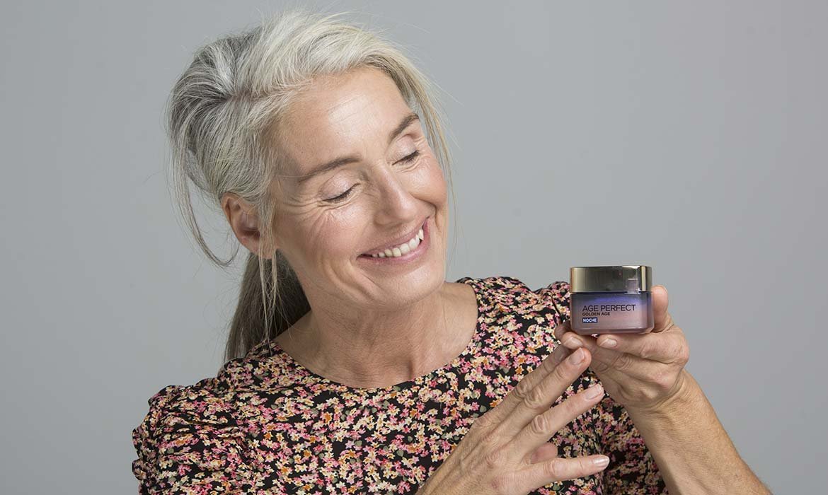Aplica las cremas de día y de noche de Age Perfect Golden Age de L’Oréal Paris para prevenir y tratar las arrugas en el escote mientras hidratas y redensificas esa zona